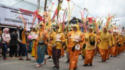 Pawai Nasi Adab Meriahkan HUT Kobar ke-66, Ribuan Warga Tumpah Ruah di Jalan